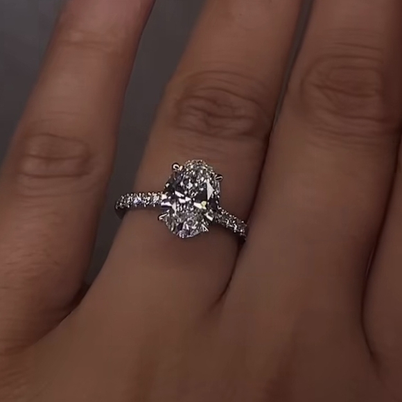 Elegant Silver Oval-Cut Ring - Picture 4 of 14